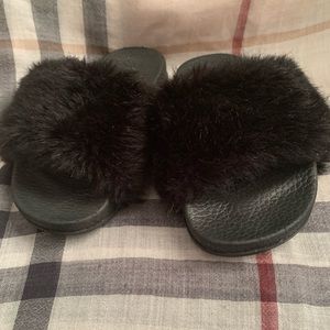 Toddlers fluffy slides size 11